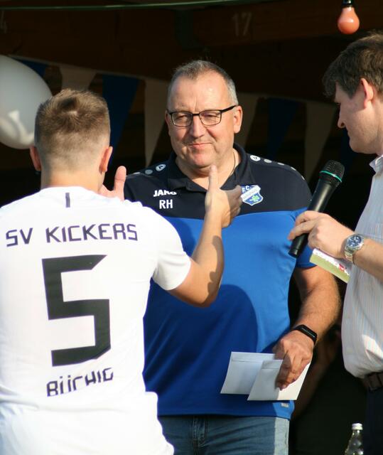 Maurice Krüger (SV Kickers Büchig) nahm die Glückwünsche für den zweiten Platz entgegen  | Foto: Claudia Hauk