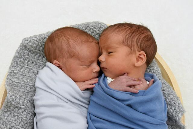 Niklas und Johann Läufer aus Weingarten kamen am 14.07.2023 in der Fürst-Stirum Klinik Bruchsal zur Welt und wogen bei einer Größe von 50 bzw. 49 Zentimetern 3000 bzw. 2910 Gramm. | Foto: babysmile24.de