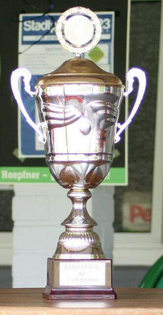 Der glänzende Wanderpokal der Stadt Bretten | Foto: Claudia Hauk