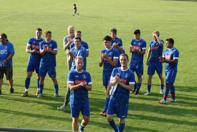 Applaus für die Fußballfans vom Brettener Siegerteam | Foto: Claudia Hauk