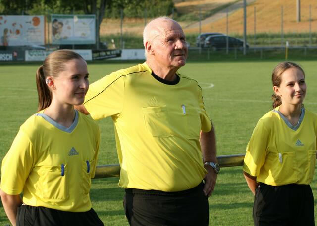 Der erfahrene Unparteiische Folker Höfs leitete, unterstützt von seinen Linienrichterinnen, das Endspiel | Foto: Claudia Hauk