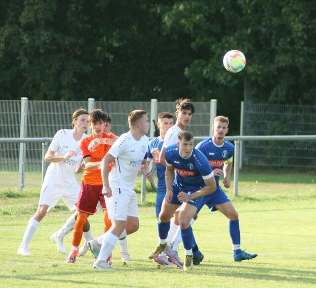 Büchig (in weiß) und Bretten (in blau) beim Kampf um den Ball | Foto: Claudia Hauk
