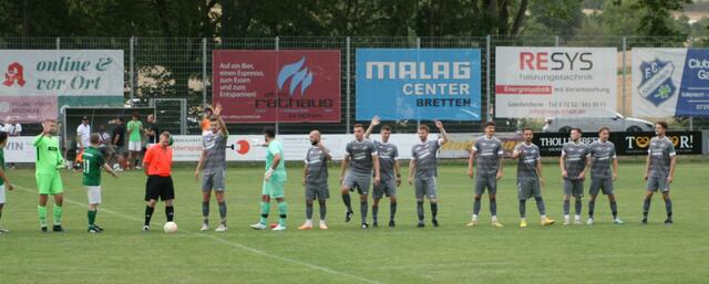 Die Spieler des FC Neibsheim im neuen Trikot, spendiert von Malergeschäft Wolfgang Mannherz | Foto: Claudia Hauk