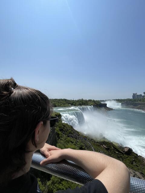 Eingereicht von Silvana Spehn. Sie schreibt: "Wir waren in New York City und sind mit dem Auto Richtung Niagarafälle etwas durch das Land gefahren. Diese durfte ich mit meinem Sohn Felix Spehn besuchen. Er ist auf dem Bild zu sehen." | Foto: Silvana Spehn