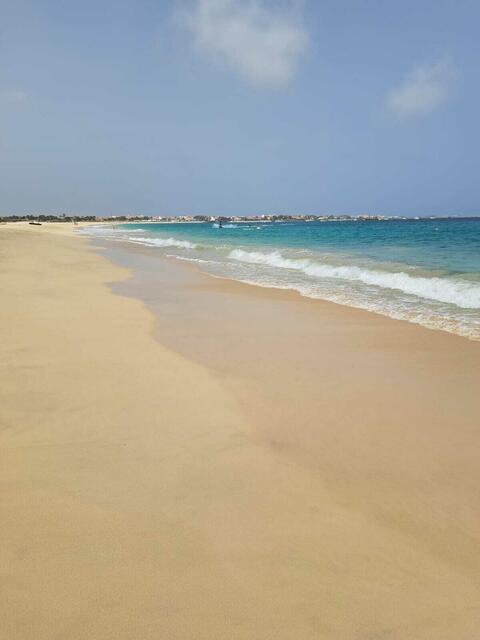 Eingereicht von Stefan Göpferich. Er schreibt: "Gruß von den Kapverden, Strand von Sal." | Foto: Stefan Göpferich