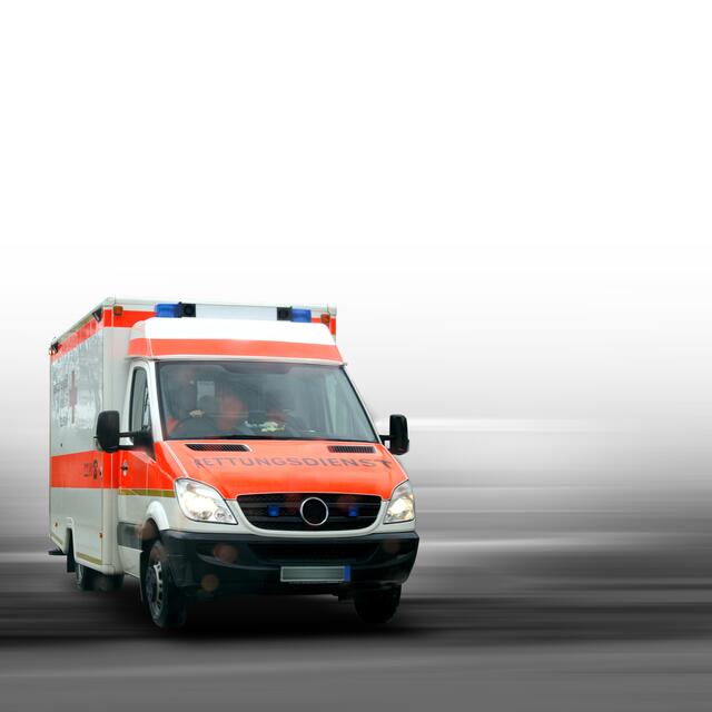 Am Montag gegen 13 Uhr kam es zu einem Verkehrsunfall in Göbrichen, bei dem ein 16-Jähriger schwer verletzt wurde. | Foto: Thaut Images - stock.adobe.com
