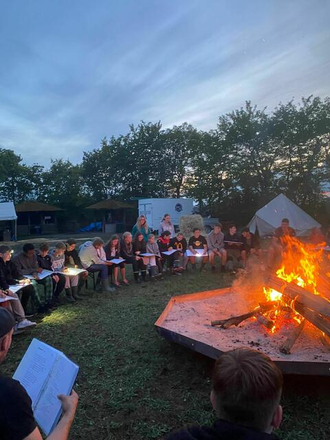 Singen am Feuer | Foto: KLJB Neibsheim