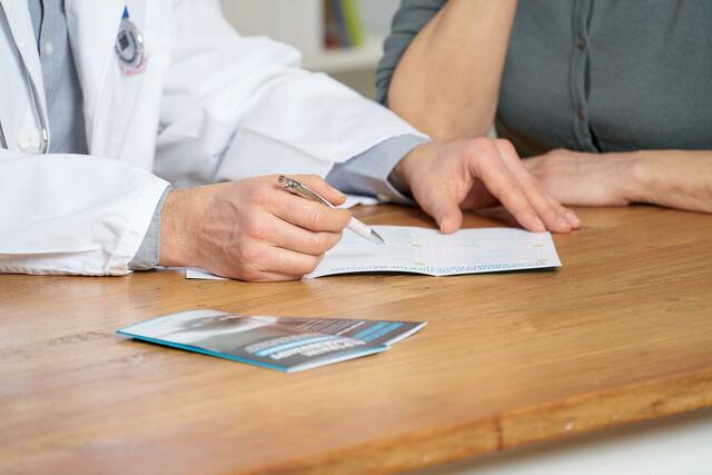 Der Besuch der ärztlichen Praxis zur Abklärung möglicher Ursachen ist ein erster Schritt. | Foto: Cassella-med GmbH &amp; Co/akz-o