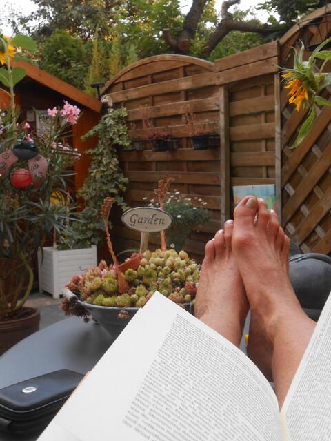 Eingereicht von Gisela Sachs: "Auch daheim ist es schön. Ein gutes Buch. Ein Gläsle Wein. Leckeres schwäbisches Essen ..." | Foto: Gisela Sachs 