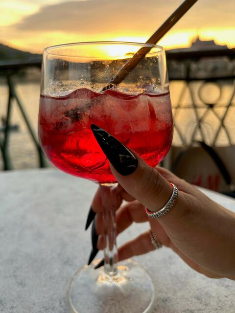 Eingereicht von Gerdi Gusmini: "Aus der 'goldenen Stadt' Prag schicke ich euch diesen Schnappschuss! 'Summer feeling' zum Greifen, im Hintergrund die Karlsbrücke. Auch diese Stadt ist immer eine Reise wert." | Foto: Gerdi Gusmini 
