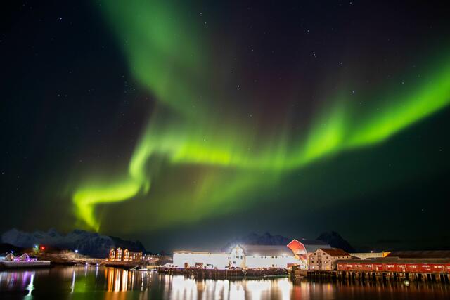 Patrick Hübsch: "Entstanden ist das Foto in Svolvaer, Norwegen, und zeigt die Polarlichter in voller Pracht, wie sie sich über den Hafen schlängeln." | Foto: Patrick Hübsch