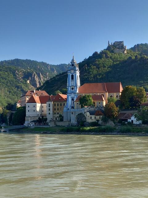 Eingereicht von Anja Klein: "Der wunderschöne Wachauort Dürnstein in Österreich. Aufgenommen wurde das Foto während unserer Donaukreuzfahrt von Passau nach Budapest." | Foto: Anja Klein