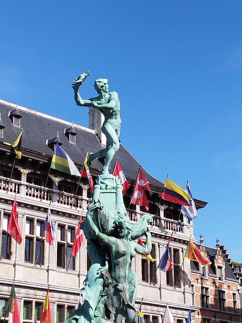 Eingereicht von Dieter Leonhard: "Etappenziel unserer Flusskreuzfahrt auf dem Rhein nach Belgien und den Niederlanden. Das Foto zeigt eine Brunnenfigur auf dem Grote Markt in Antwerpen." | Foto: Dieter Leonhard