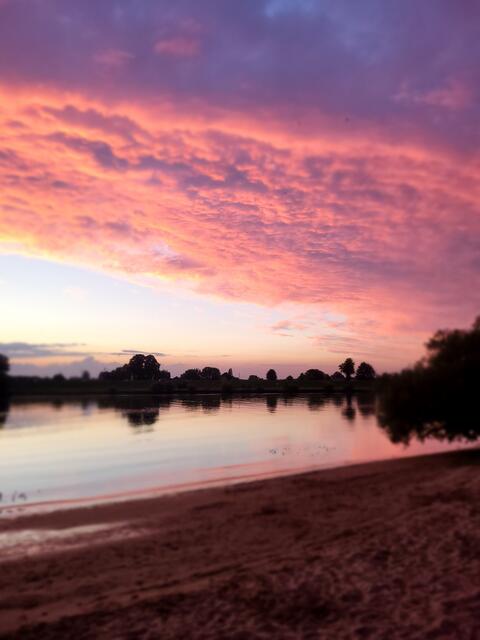 Eingereicht von Jutta Siepen: "Über den Wolken ist heute unter den Wolken - Stover Strand an der Elbe." | Foto: Jutta Siepen