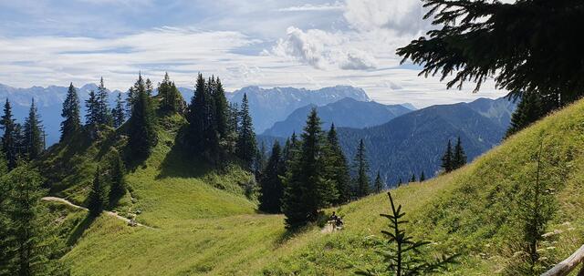 Eingereicht von Karsten Wallutt: "Das Foto zeigt das Wettersteinmassiv mit Zugspitze vom Laberberg bei Oberammergau aus gesehen, das ich beim Aufstieg gemacht habe." | Foto: Karsten Wallutt