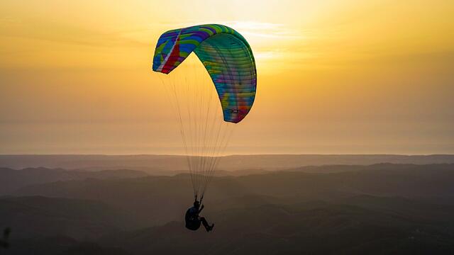 Eingereicht von Nicole Rothfritz: "Gleitschirmflieger beim Sonnenuntergang im Monchique-Gebirge an der portugiesischen Algarve." | Foto: Nicole Rothfritz