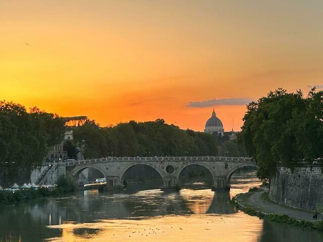 Shila Sathe-Heckele: "Rom am Tiber mit dem Petersdom im Hintergrund bei Sonnenuntergang." | Foto: Shila Sathe-Heckele