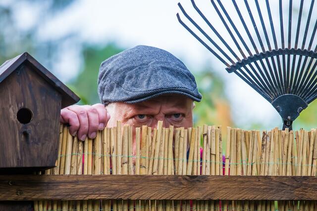Böser Blick aufs Nachbargrundstück: Rund ums Thema Wohnen kommt es immer wieder zu erbittert ausgetragenen Konflikten mit anschließenden Rechtsstreitigkeiten. | Foto: DJD/Roland-Rechtsschutzversicherung/Rainer Fuhrmann - stock.adobe.com