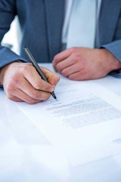 Konflikte rund um Verträge waren im vergangenen Jahr die häufigsten Risiken für Privatkunden. | Foto: DJD/Roland-Rechtsschutzversicherung/WavebreakmediaMicro - stock.adobe.com