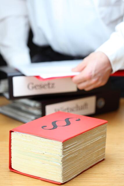 Die jährliche Auswertung einer Rechtsschutzversicherung unter ihren Privatkunden zeigt, dass der Zoff im Verkehr inzwischen von Streitigkeiten rund um Verträge als "Spitzenreiter" bei den Rechtsrisiken abgelöst wurde. | Foto: DJD/Roland-Rechtsschutzversicherung/rupbilder - stock.adobe.com