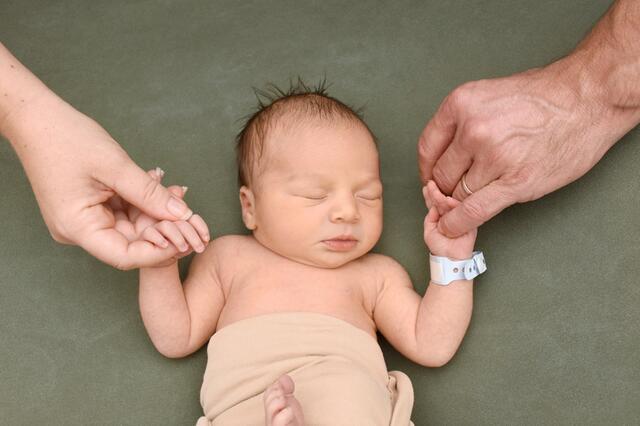Leonardo Manfredi Kern aus Pfinztal kam am 02.10.2023 in der Fürst-Stirum Klinik Bruchsal zur Welt und wog bei einer Größe von 51 Zentimetern 3185 Gramm. | Foto: babysmile24.de