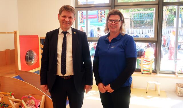 Bürgermeister Michael Nöltner und die Leiterin des Kindergartens, Claudia Raab | Foto: Jennifer Warzecha
