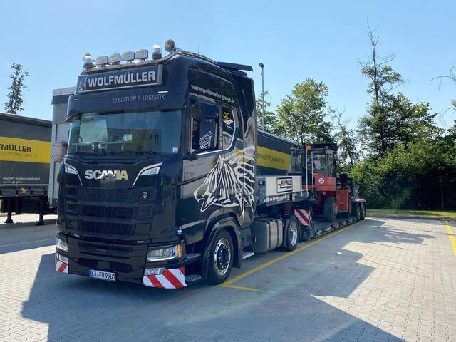 Eine Baumaschine zu transportieren, ist für die Fachleute von Wolfmüller kein Problem. | Foto: Wolfmüller Firmengruppe