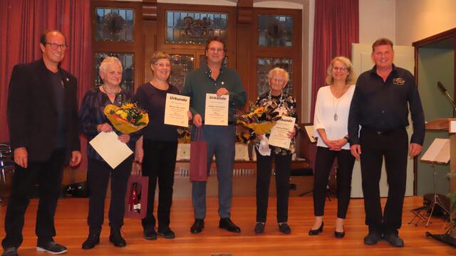 v.l. 2. Vorsitzender Gerd Schüle, Heidi Metzger 25 Jahre Mitgliedschaft, Margit Baumann stellvertretend für ihren Mann Werner 25 Jahre, Holger Christmann 50 Jahre, Hedwig Wagner 25 Jahre, Schriftführerin Jutta Zimmermann, 1. Vorsitzender Bernd Lofink