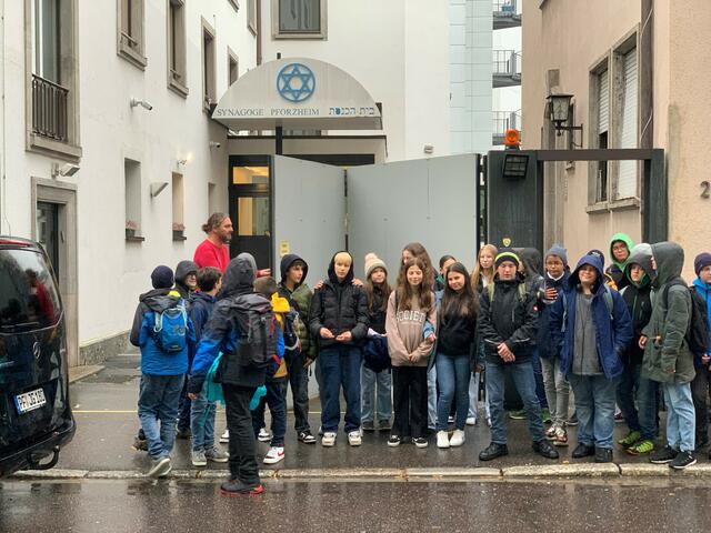 Das schwere Eisentor an der neuen Synagoge ist aus Sicherheitsgründen nötig.  | Foto: privat