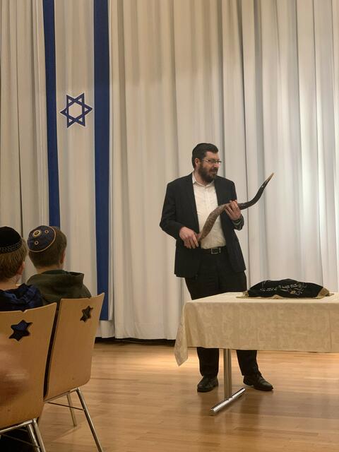 Der Rabbi der jüdischen Gemeinde erklärte den Schülerinnen und Schülern, welchen Zweck das Schofarhorn in der Liturgie hat. | Foto: privat