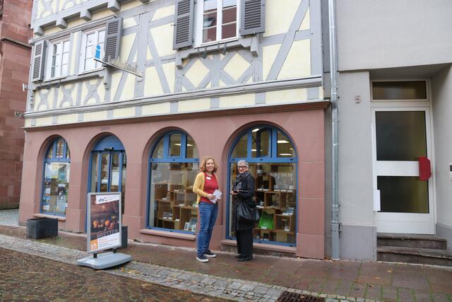 Auch für die Tourist-Info Bretten hatte Schaufenster-Expertin Karin Wahl (rechts) praktische Tipps parat. | Foto: Gülçin Onat/Stadt Bretten