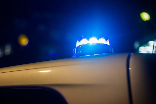 Ein mutmaßlich unter Drogeneinfluss stehender Autofahrer ist in Heilbronn mit seinem Wagen gegen einen Baum gekracht und hat sich dabei schwer verletzt. | Foto: Fernando Gutierrez-Juarez/dpa/Symbolbild