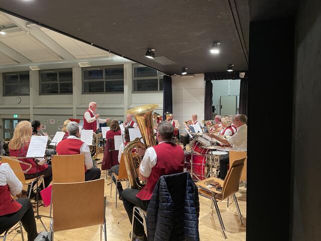Für die musikalische Unterhaltung am Abend sorgte der Musikverein Kürnbach. | Foto: F. Huber