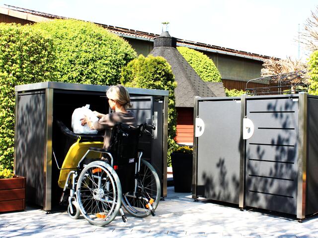 Eine Mülltonnenverkleidung nimmt wenig Platz weg und kann genau auf die Anzahl der benötigten Behälter zugeschnitten werden. | Foto: DJD/Halabox