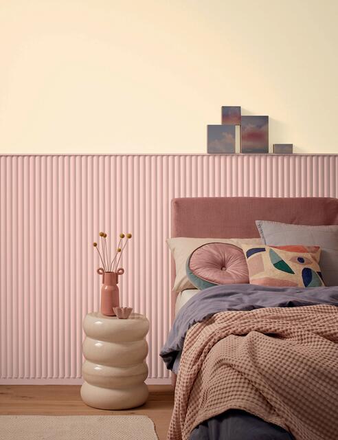 Rosérot und Mandelbeige harmonieren gut und sind für alles offen: Je nachdem, wie man sie einsetzt und mit Accessoires kombiniert, schaffen sie eine verspielte oder elegante Atmosphäre. | Foto: Alpina pure farben/akz-o
