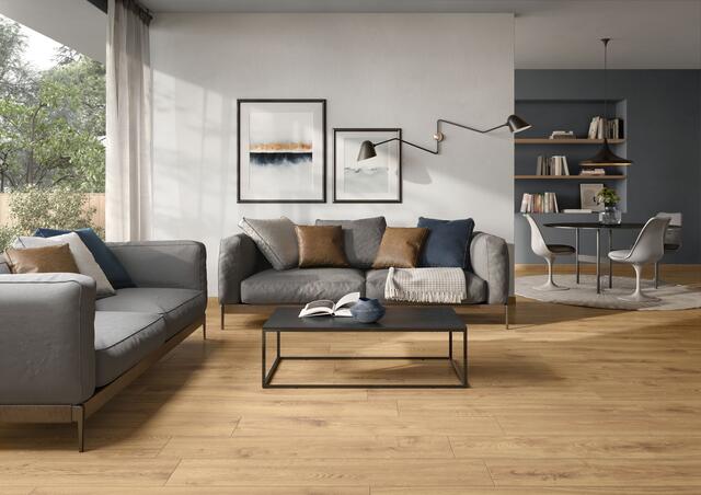 Im Unterschied zum Echtholz leiten keramische Holzoptiken die Wärme aus der Fußbodenheizung besonders schnell und verlustarm an die Bodenoberfläche - und sparen damit Energie und Kosten. | Foto: DJD/Deutsche-Fliese.de/Villeroy &amp; Boch Fliesen