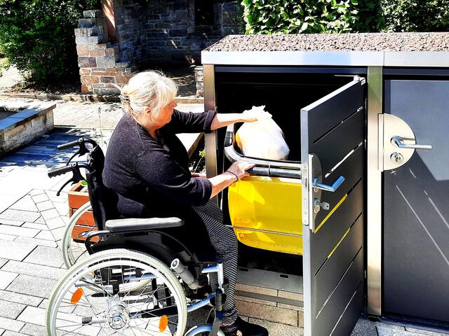 Dank eines patentierten Innenmechanismus kann die Mülltonne bequem mit nur einer Hand befüllt werden. | Foto: DJD/Halabox