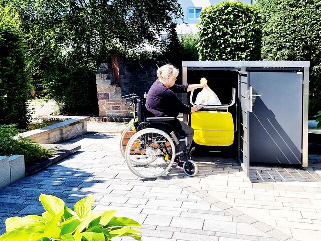 Bei der Auswahl einer Mülltonnenverkleidung sollte auf eine einfache Bedienbarkeit geachtet werden. | Foto: DJD/Halabox