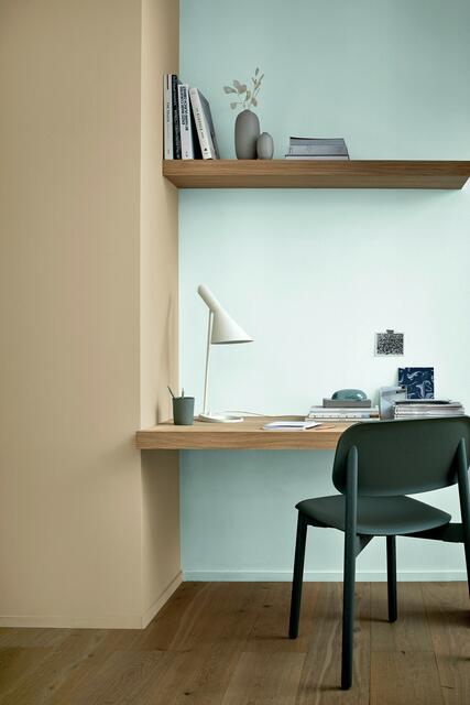 Die zarten Blauanteile des Kreideblau bringen Tiefe und Aufgeräumtheit ins Homeoffice im skandinavischen Design. Dank der Kombination mit Graubeige kommt auch beim Arbeiten von zu Hause ein wohliges Hygge-Gefühl nicht zu kurz. | Foto: Alpina pure farben/akz-o