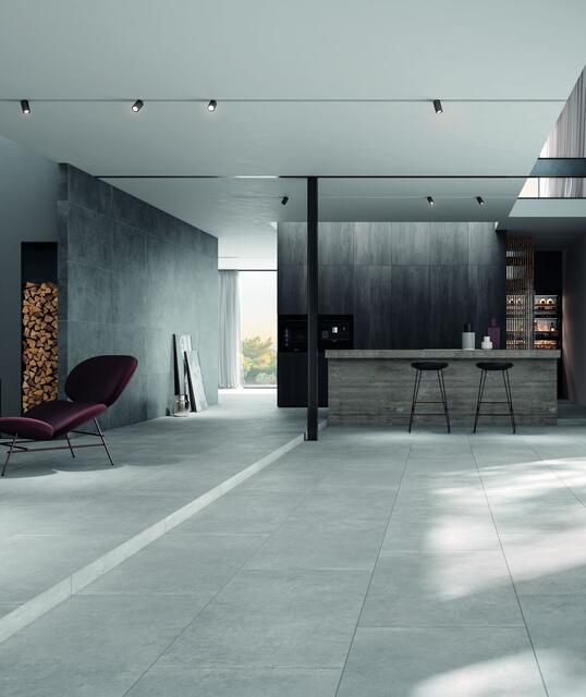 Schnelle Temperaturänderungen im Raum: Als hoch wärmeleitender Bodenbelag verkürzen Fliesen die sogenannte Reaktionsverzögerung der Fußbodenheizung. | Foto: DJD/Deutsche-Fliese.de/Stroeher