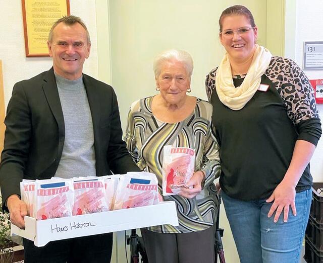 Frau Wiedemann, Haus Hebron, nimmt die Dambedeis von Lions-Mitglied Jörg Burmistrak entgegen. | Foto: Lions/Haus Hebron