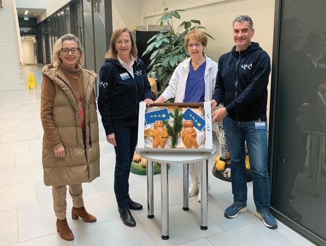 v.l.: Barbara Sellin, Jutta Ritzmann-Geipel, (Direktorin für Pflege- und Prozessmanagement RKH Klinken des Landkreises Karlsruhe), Dr. Martina Varrentrapp (Ärztliche Direktorin Medizinische Klinik RKH Rechbergklinik Bretten) und Ioannis Papadopoulo (Stellvertr. Direktor für Pflege- und Prozessmanagement RKH Kliniken des Landkreises Karlsruhe)


 
 | Foto: RKH/Lions