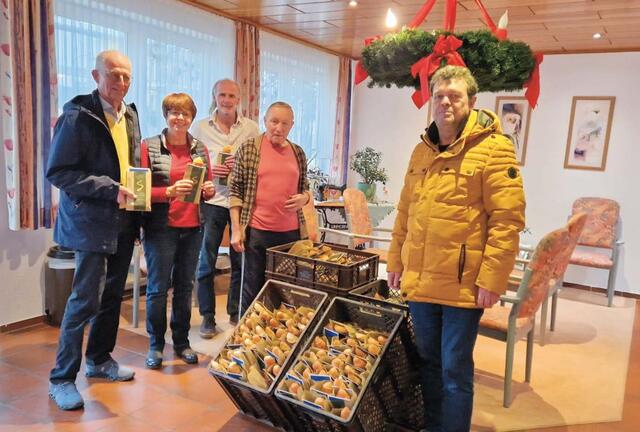 Frau Kosel, Pflegedienstleitung, H. Weinberger, Heimberat, und H. Leicht, Heimbeirat, freuen sich über frisch gebackene Dambedeis, die der Inititiator der Aktion Dr. Karl Strobel und Club-Sekretär Jürgen Bischoff im Namen des Lions Club Bretten-Stromberg für die Bewohnerinnen und Bewohner des "Haus Schönblick" in Bretten-Neibsheim überbringen. | Foto: Lions