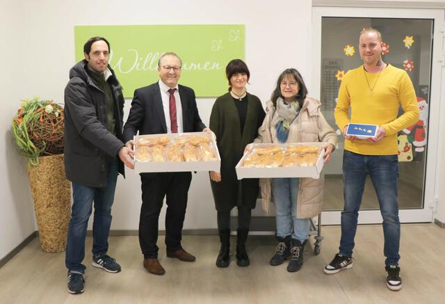 110 Dambedeis der Bäckerei Weigel übergab Bürgermeister Thomas Nowitzki mit dem Kürnbacher Lions-Mitglied Philipp Plag stellvertretend für die Bewohner und Mitarbeiter an die Geschäftsleitung des Alten- und Pflegeheims "Villa am Weinberg" in Kürnbach, an Angelika Schindel, ihrer Tochter Lisa Rinke und Schwiegersohn David Rinke. | Foto: Barbara Lohner