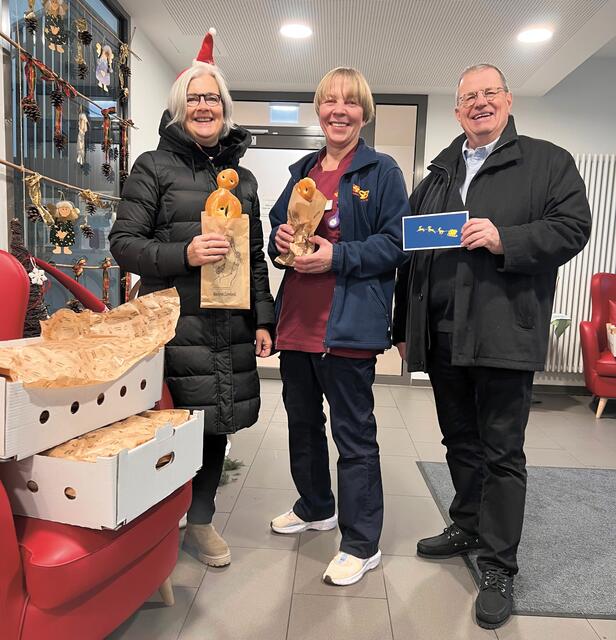 Michaela (li.) und Achim Schreiber überbringen im Namen des Lions Club Bretten-Stromberg Nikolausgrüße in Form von Dambedeis an die Bewohnerinnen und Bewohner der ASB-Seniorenresidenz Am Saalbach in Bretten. | Foto: Lions/ASB
