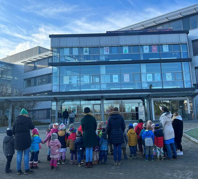 Die Kinder vom Kindergarten Schneckenhaus in Bretten waren bei SEEBURGER zu Besuch, um sich den Kalender anzusehen.  | Foto: SEEBURGER