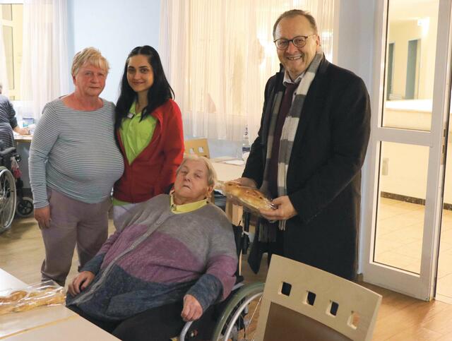 Am Nikolaustag nahm die Betreuerin Rawina Sawari im "Haus Edelberg Senioren-Zentrums Oberderdingen" 145 ofenfrische Dambedeis des Lions Club Bretten-Stromberg aus den Händen von Bürgermeister Thomas Nowitzki für Bewohner und Mitarbeiter entgegen. | Foto: Barbara Lohner