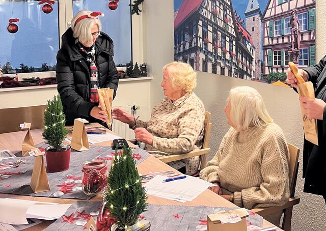 Michaela Schreiber verschenkt ofenfrische Dambedeis in der Tagespflege Bretten-Pflegedienst Schulz. | Foto: Lions/Schreiber