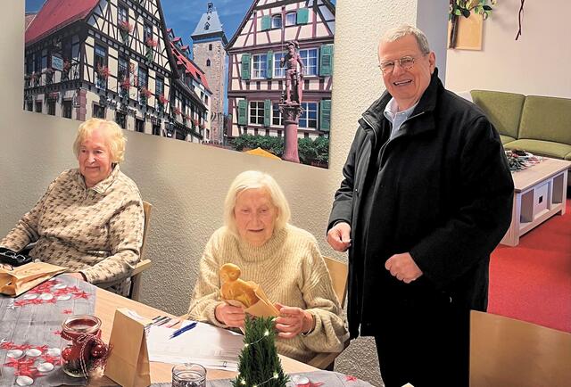 Lions-Mitglied Achim Schreiber überbringt Nikolaus-Grüße an Gäste der Tagespflege Bretten-Pflegedienst Schulz. | Foto: Michael Schreiber