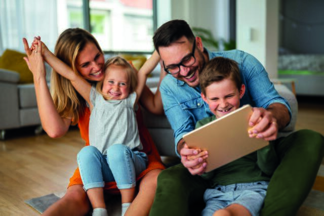 Die Einkommensgrenze für einen Anspruch auf Elterngeld soll einheitlich für Paare und Alleinerziehende auf ein Einkommen von 150.000 Euro im Jahr gesenkt werden.  | Foto: NDABCREATIVITY/stock.adobe.com/akz-o